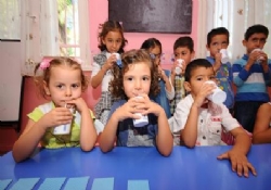 Özel okul öğrencileri de okul sütü içecek 