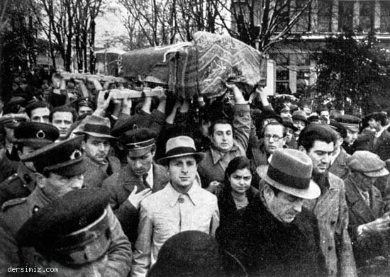 Akifin cenazesini tıp fakültesi öğrencileri taşıyor