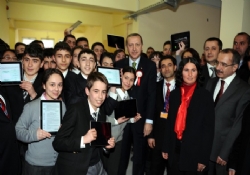 Başbakan Erdoğan, ilk tabletleri dağıttı