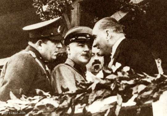 1933 - Cumhuriyet Bayramı geçit töreninden sonra Rus Mareşali Voroşilof ile