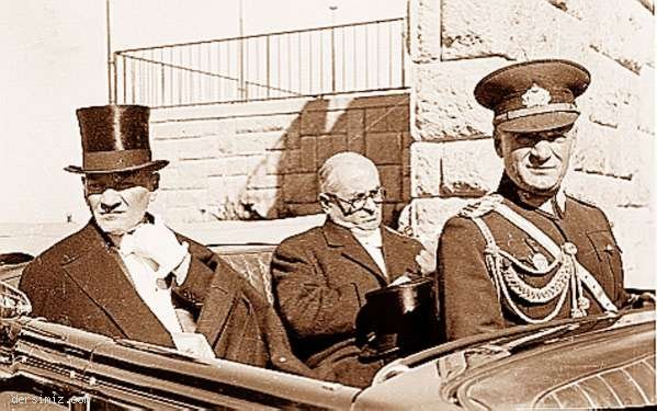1937 - Başbakan Celâl Bayar ile Cumhuriyet Bayramı törenine giderken