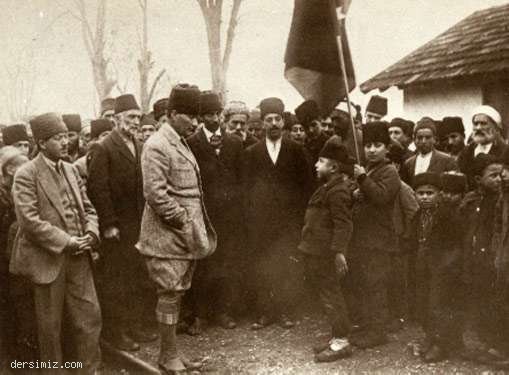 Bilecik Osmaneli İstasyonu'nda bir öğrencinin okuduğu şiiri dinlerken 
