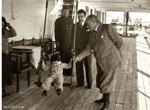 Cumhurbaşkanı Atatürk, Ege Vapuru'nda küçük Ülkü ile