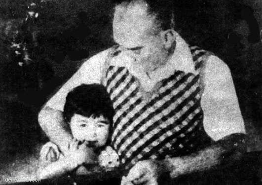 Cumhurbaşkanı Atatürk ve küçük Ülkü Florya'da