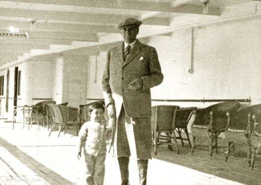 Cumhurbaşkanı Atatürk, küçük Ülkü ile Ege Vapuru'nda, Trabzon'a giderken