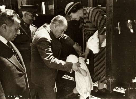 Cumhurbaşkanı Atatürk, küçük Ülkü ile bir geziden dönerken