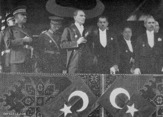 1929 - Cumhuriyet Bayramı geçit törenini izlerken