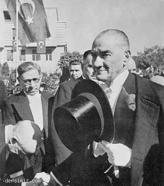 1937 - Cumhuriyet Bayramı kutlamalarını kabul için TBMM'ye gelirken