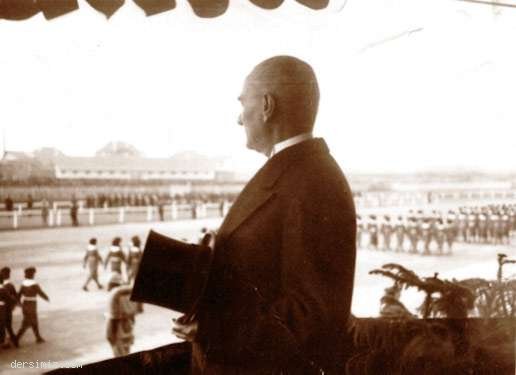 1936 - Cumhuriyet Bayramı'nda geçit törenini izlerken