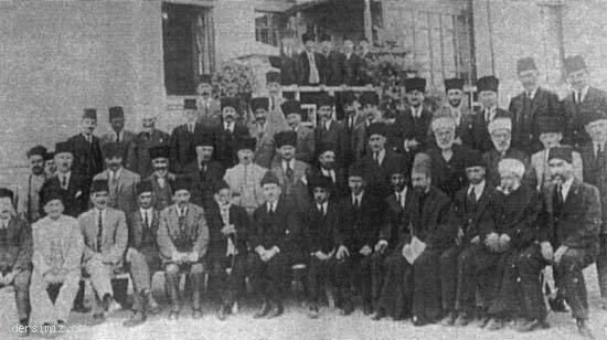 Birinci dönem milletvekillerinden bazıları Ulustaki ilk TBMM önünde