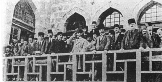 İstiklâl Savaşı kahramanları parlamento önünde