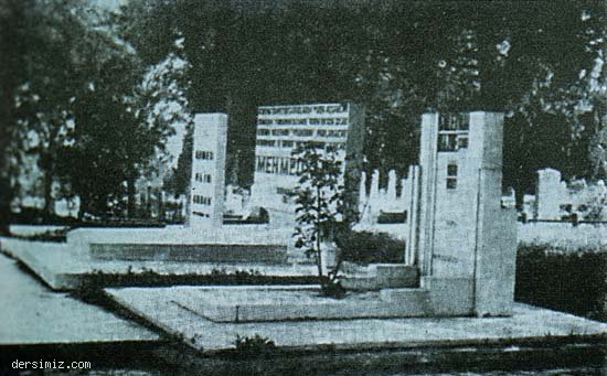 Mehmet Akif in mezarı çok sevdiği iki dostunun Ahmet Naim ve Süleyman Nazifin arasına gömüldü (Edirnekapı Şehitliği)