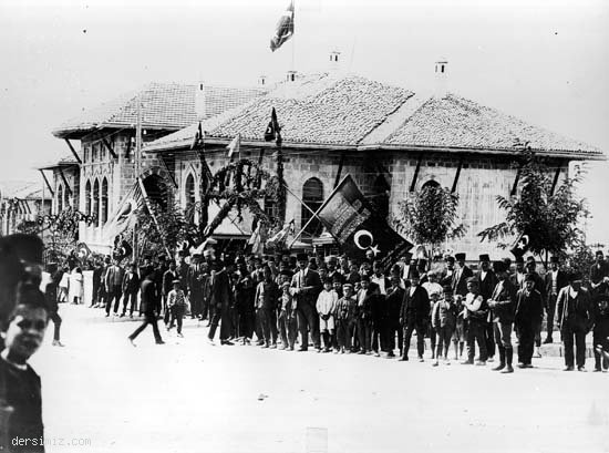 1930lu yıllarda Cumhuriyet bayramı törenlerinde ilk TBMM önü